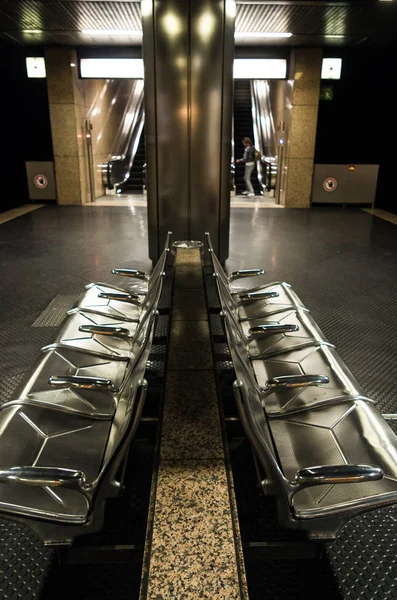 Metro istasyonunda metal tezgah
