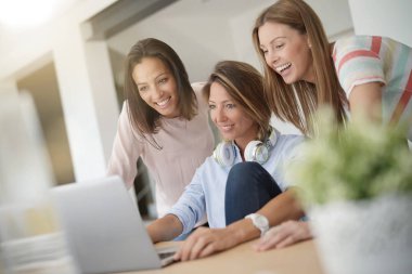 Kız arkadaşlar websurfing dizüstü bilgisayar ile Internet üzerinde