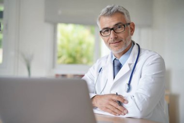 Ofiste emin Doktor portresi