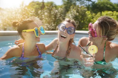 Kız arkadaşlar içinde yüzme havuzu, bekarlığa veda partisi