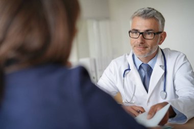Doktor hastaya tıbbi reçete verilmesi