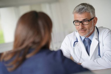 Doktor ile hasta klinik odasında
