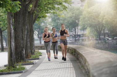Şehirde çalışan Joggers Grup