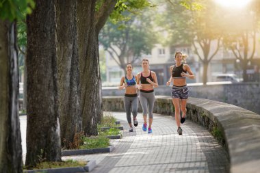 Şehirde çalışan Joggers Grup