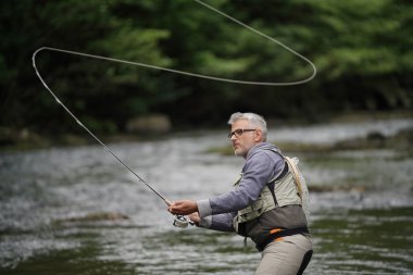 Nehirde avlanma balıkçı. Doğa