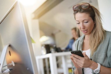 Smartphone kullanarak iş yerinde iş kız