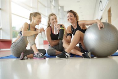 Fitness girls egzersizden sonra rahatlatıcı