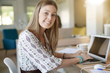 Dizüstü bilgisayarda çalışma neşeli kız portresi