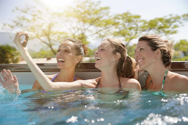Girls Outdoor Swimming Pool Taking Selfie Pictures — Stock Photo, Image