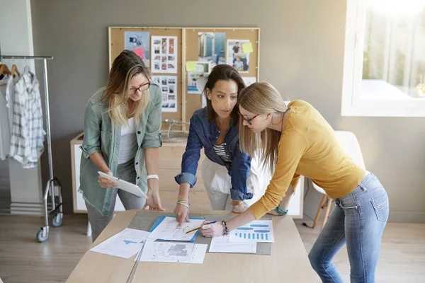 Motedesignere Som Samarbeider Prosjektet – stockfoto