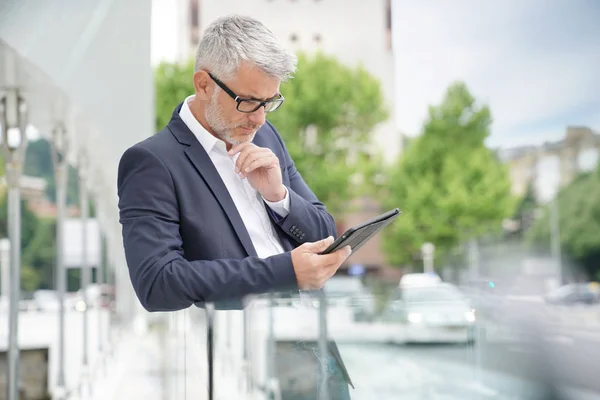 Zakenman Stad Straat Verbonden Met Digitale Tablet — Stockfoto