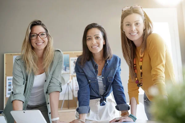 Portrait Jeunes Femmes Affaires Prospères Travail — Photo