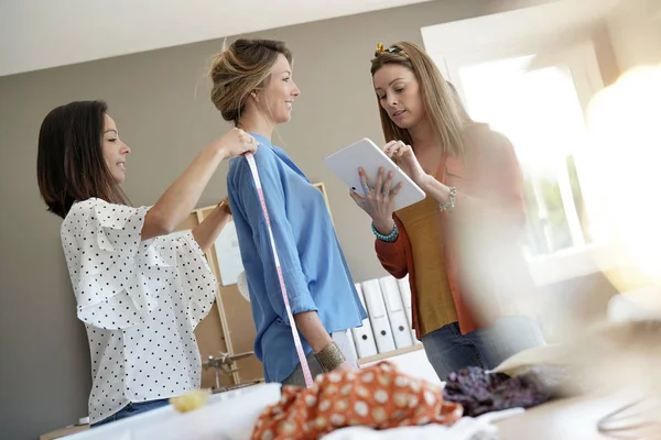 Modedesignerinnen Frauen Arbeiten Kleidungsmustern — Stockfoto