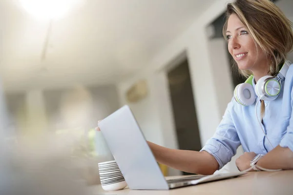 Donna Bionda Casa Collegata Con Computer Portatile — Foto Stock