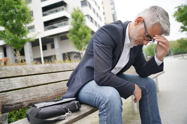 Geschäftsmann Sitzt Auf Öffentlicher Bank Und Wird Bespitzelt — Stockfoto