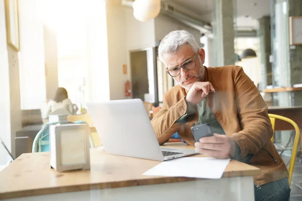 Man Trendy Koffieshop Werken Laptopcomputer — Stockfoto