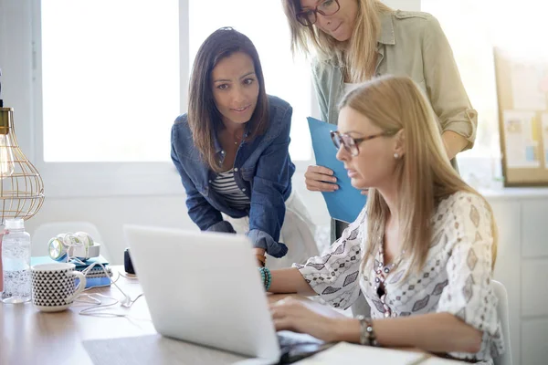 Oppstartsbedriftskvinnemøte Kontor Arbeid Med Bærbar Datamaskin – stockfoto