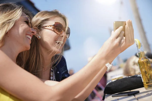 Trendiga Tjejer Tar Selfie Bilder Med Smartphone — Stockfoto