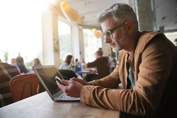 Mężczyzna Średnim Wieku Modnej Restauracji Przy Użyciu Smartfona — Zdjęcie stockowe