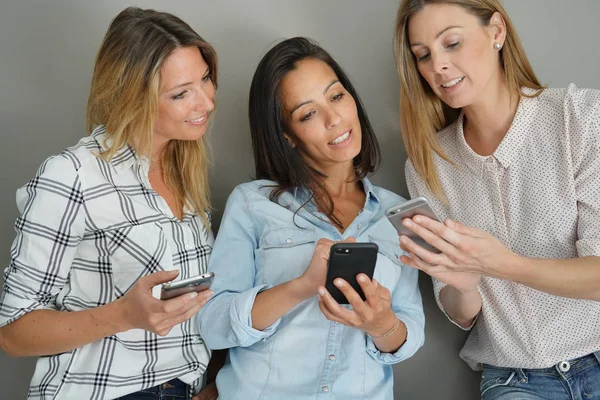 Meninas Fundo Cinza Usando Smartphone — Fotografia de Stock