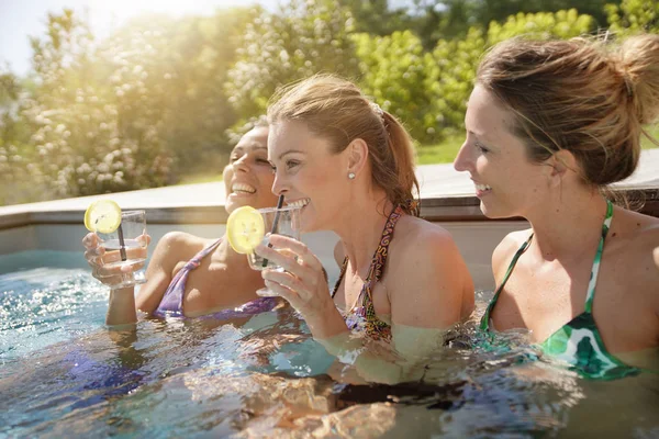 Amigas Piscina Bebendo Coquetéis — Fotografia de Stock