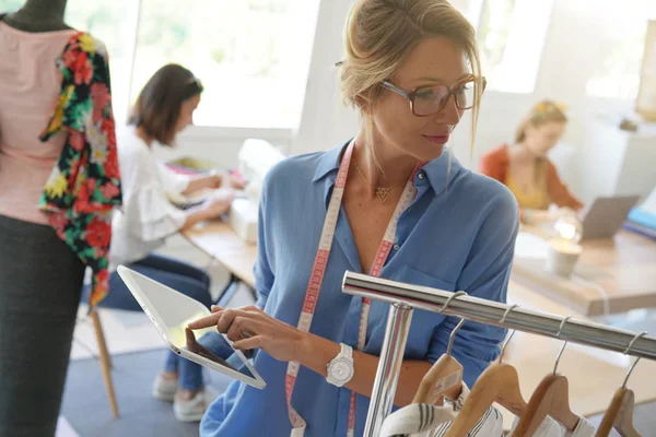 Modeontwerper Handgemaakte Kleding Controleren Met Behulp Van Tablet — Stockfoto