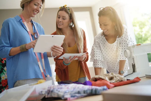 Modedesigner Büro Entwerfen Neue Kleidungsstücke — Stockfoto