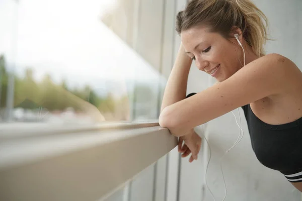 Fitnessmädchen Entspannt Fitnessstudio Fenster — Stockfoto