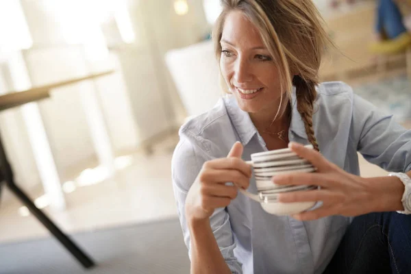 Beautiful Year Old Woman Drinking Hot Tea Sitted Floor — Stock Photo, Image