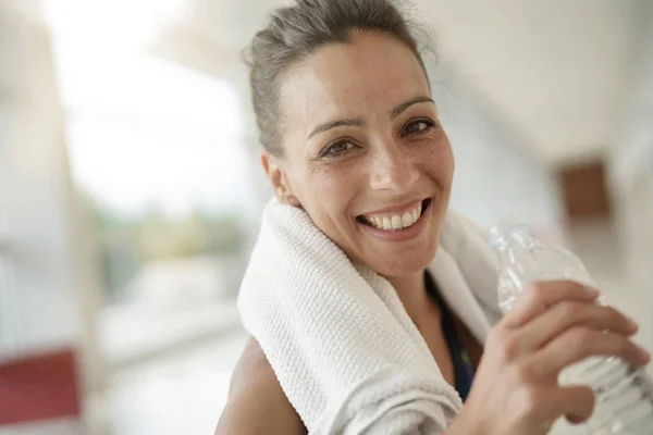 Retrato Chica Fitness Bebiendo Agua Botella —  Fotos de Stock