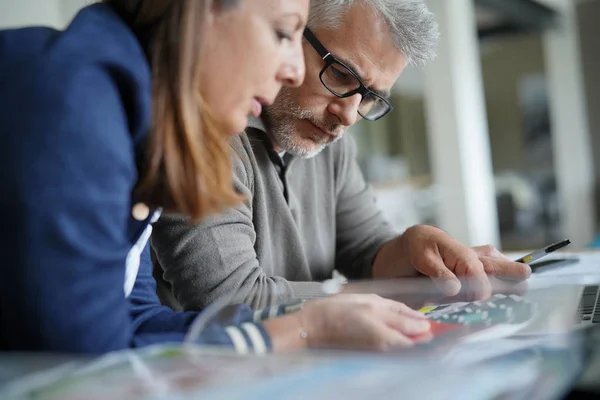 Diseñador Arquitecto Trabajando Juntos Proyecto — Foto de Stock