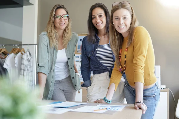 Portret Van Succesvolle Jonge Vrouwelijke Ondernemers Het Werk — Stockfoto