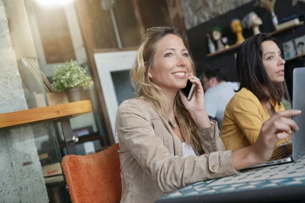 Mulher Negócios Falando Telefone Frente Laptop Sentado Coffeeshop — Fotografia de Stock