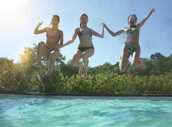 Meisjes Springen Het Zwembad — Stockfoto