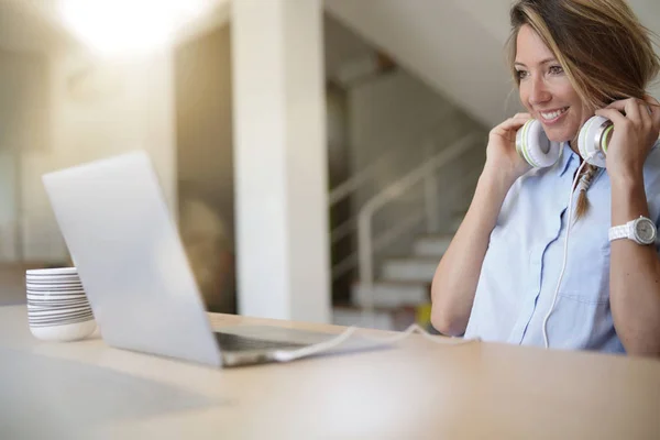 Donna Bionda Casa Collegata Con Computer Portatile — Foto Stock