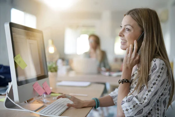 Femeie Afaceri Spațiul Working Vorbind Telefon — Fotografie, imagine de stoc