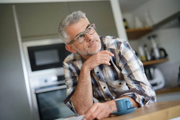 Man Van Middelbare Leeftijd Keuken Krant Lezen — Stockfoto