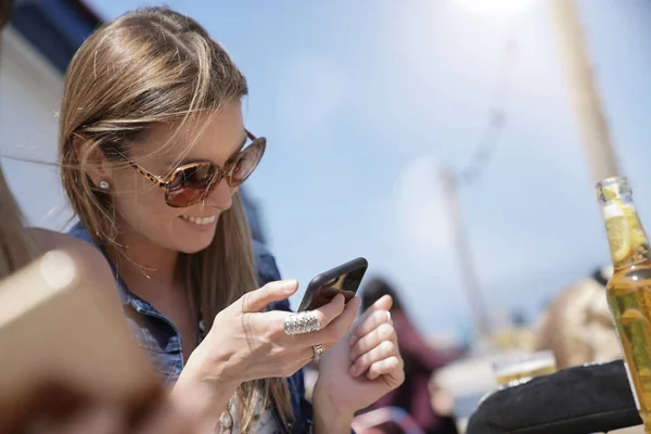 Trendiges Mädchen Sitzt Strandrestaurant Und Liest Nachricht Auf Dem Telefon — Stockfoto
