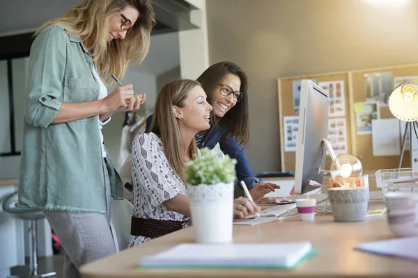 Start Young Women Office Working Area — Stock Photo, Image