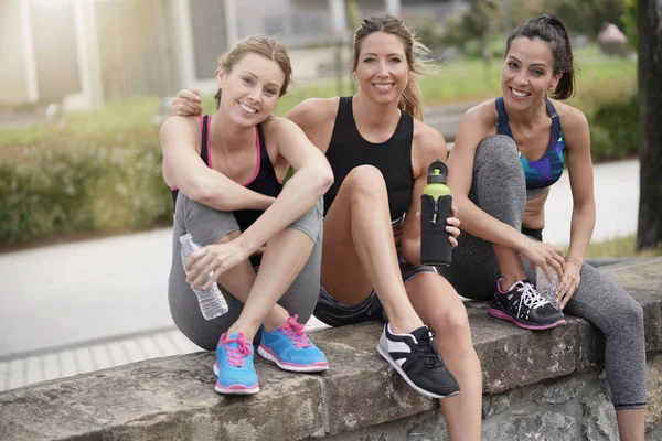 Groep Van Atletische Meisjes Samen Praten Het Lopen — Stockfoto