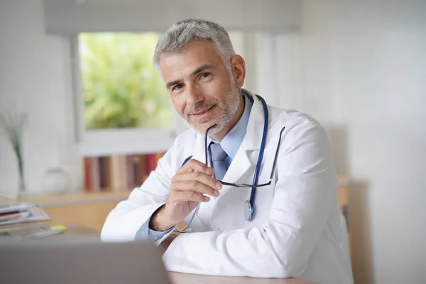 Portrait Médecin Confiant Bureau — Photo