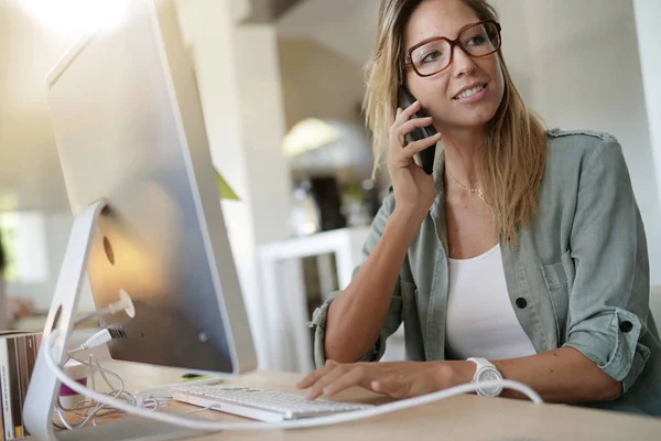 Ragazza Affari Lavoro Parlando Telefono — Foto Stock