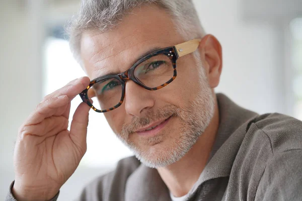 Porträt Eines Lächelnden Mannes Mittleren Alters Mit Brille — Stockfoto