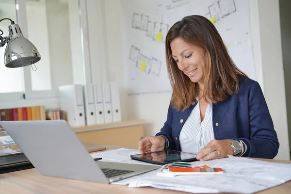 Kadın Tasarımcı Projede Çalışan Office — Stok fotoğraf