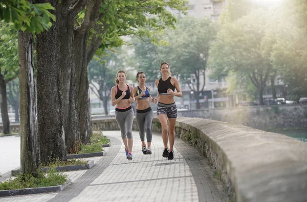 Groep Van Joggers Lopen Stad — Stockfoto