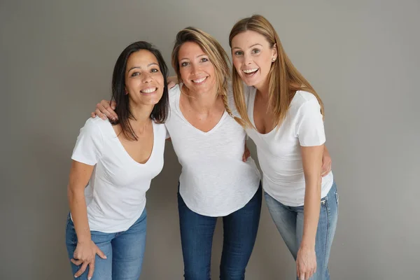 Привлекательные Женщины Белой Рубашке Стоят Серой Стене — стоковое фото