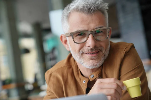 Hombre Mediana Edad Moda Bebiendo Espresso Cafetería —  Fotos de Stock