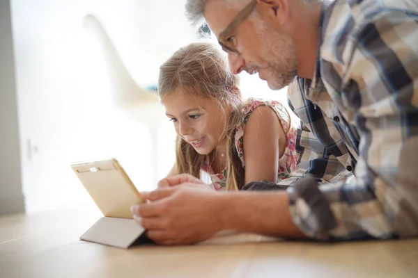 Μπαμπάς Και Κόρη Διασκέδαση Στο Σπίτι Χρησιμοποιώντας Tablet — Φωτογραφία Αρχείου