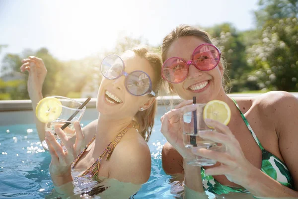 Amigas Piscina Despedida Solteiro — Fotografia de Stock