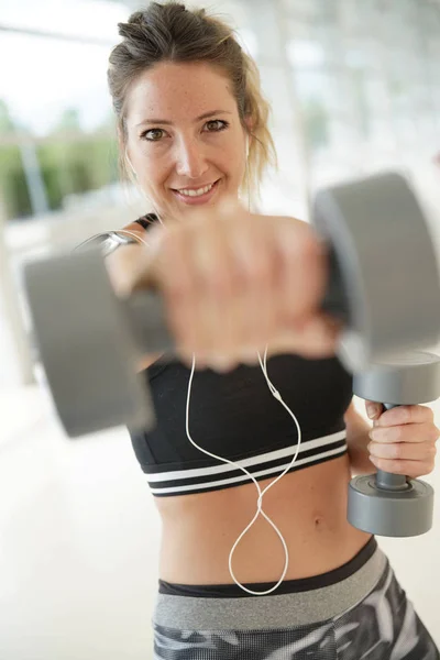 Smiling Fitness Girl Gym Lifting Dumbbells — Stock Photo, Image